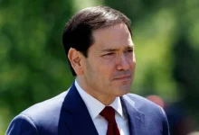 O secretário Marco Rubio confirmou oferta de US$ 100 milhões para Cuba, sob condição de distribuição independente. Entenda o impasse diplomático.