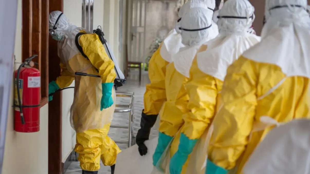 O surto de ebola na República Democrática do Congo e Uganda coloca dez países em alerta máximo. Confira os riscos e as medidas de controle da doença.