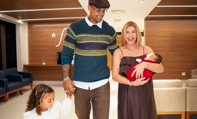 Lore Improta e Léo Santana celebram a alta da maternidade com o recém-nascido Levi, o segundo filho do casal, iniciando um novo e emocionante capítulo familiar.