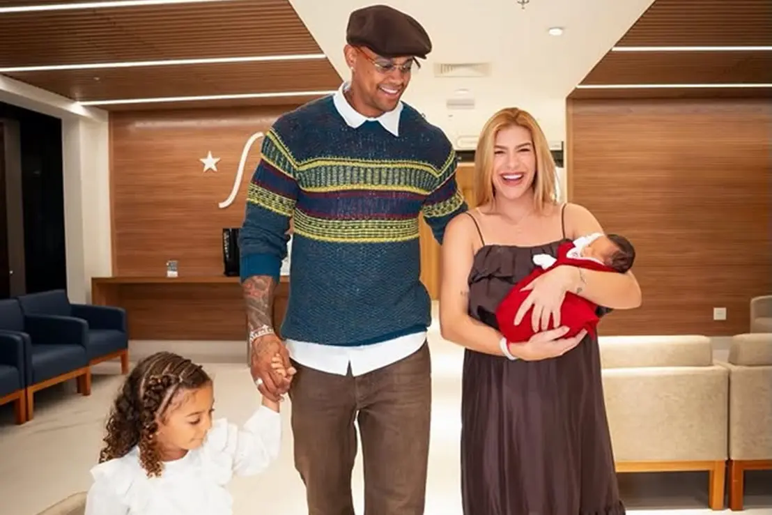 Lore Improta e Léo Santana celebram a alta da maternidade com o recém-nascido Levi, o segundo filho do casal, iniciando um novo e emocionante capítulo familiar.