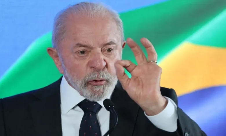 O presidente Lula detalha estratégia de diálogo direto com Donald Trump para neutralizar influências de aliados de Bolsonaro e fortalecer a política externa.