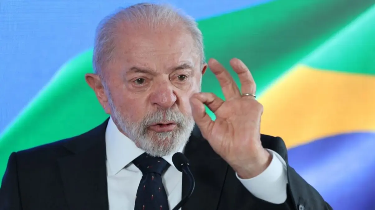 O presidente Lula detalha estratégia de diálogo direto com Donald Trump para neutralizar influências de aliados de Bolsonaro e fortalecer a política externa.