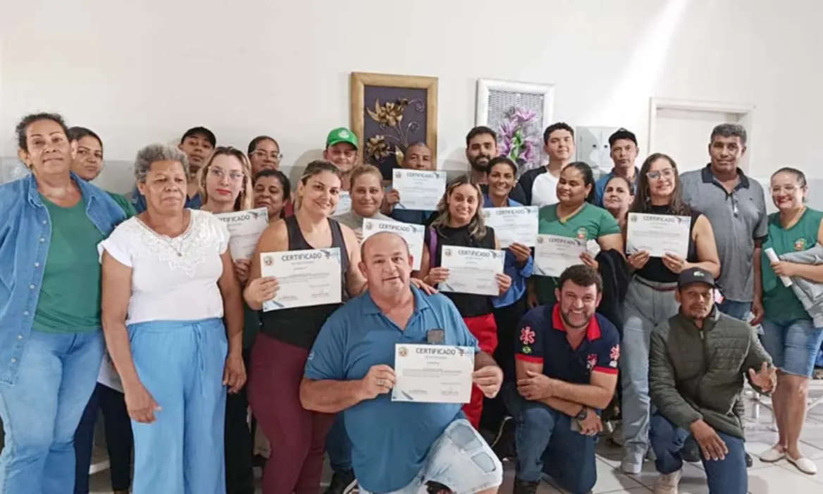 Profissionais do transporte escolar de Lutécia realizam treinamento focado na Lei Lucas e em técnicas de atendimento humanizado para garantir segurança dos alunos.