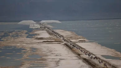 O Mar Morto perdeu um terço de sua área e encolhe mais de um metro por ano. Entenda os fatores humanos por trás deste grave desastre ecológico iminente.