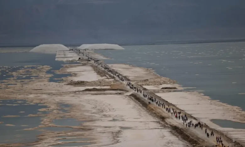 O Mar Morto perdeu um terço de sua área e encolhe mais de um metro por ano. Entenda os fatores humanos por trás deste grave desastre ecológico iminente.