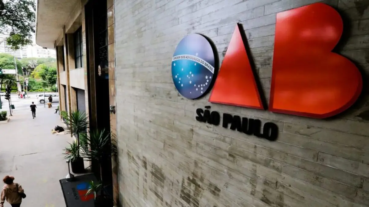 OAB alerta para risco de interferência dos EUA no Brasil 6 A OAB-SP alertou que a classificação do PCC e CV como terroristas globais pelos EUA ameaça a soberania do Brasil e pode gerar sanções econômicas graves.