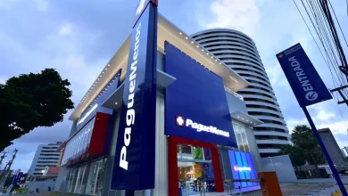 Analistas apontam Pague Menos e outras small caps como grandes apostas para o mercado financeiro com a queda dos juros. Confira a análise completa.