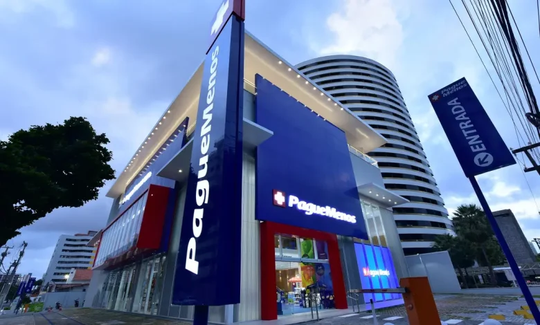 Analistas apontam Pague Menos e outras small caps como grandes apostas para o mercado financeiro com a queda dos juros. Confira a análise completa.