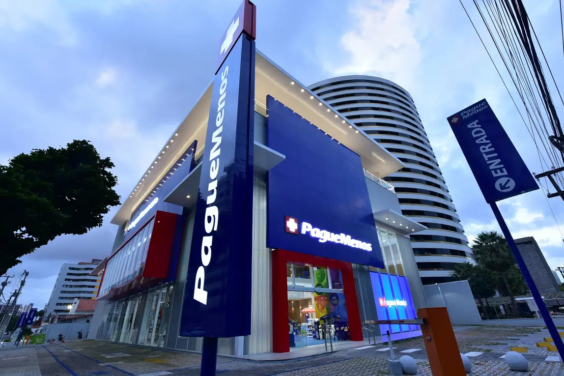 Analistas apontam Pague Menos e outras small caps como grandes apostas para o mercado financeiro com a queda dos juros. Confira a análise completa.