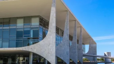 O cenário eleitoral para 2026 ganha forma com 12 nomes na disputa pela Presidência. Confira quem são os pré-candidatos e quem desistiu da corrida eleitoral.