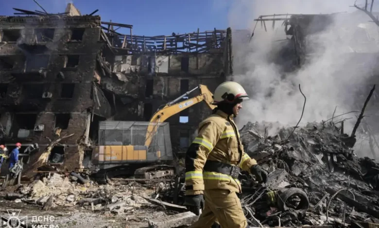 A Rússia lançou uma ofensiva massiva contra Kiev utilizando o míssil hipersônico Oreshnik. Confira os detalhes do conflito e os impactos na região.