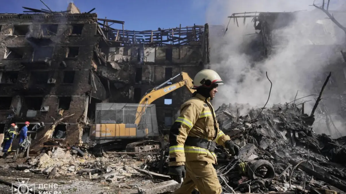 Rússia ataca Kiev com míssil hipersônico em ofensiva massiva 6 A Rússia lançou uma ofensiva massiva contra Kiev utilizando o míssil hipersônico Oreshnik. Confira os detalhes do conflito e os impactos na região.