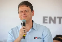 O governador Tarcísio de Freitas se manifestou em defesa de Flávio Bolsonaro após o vazamento de mensagens sobre negociações com o Banco Master.
