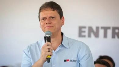 O governador Tarcísio de Freitas se manifestou em defesa de Flávio Bolsonaro após o vazamento de mensagens sobre negociações com o Banco Master.