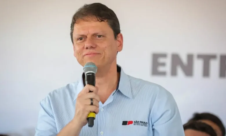 O governador Tarcísio de Freitas se manifestou em defesa de Flávio Bolsonaro após o vazamento de mensagens sobre negociações com o Banco Master.