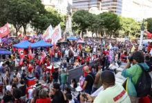 Lula evita participação em atos do 1º de Maio após derrotas no Congresso. Confira os bastidores e a repercussão da ausência do presidente neste feriado.