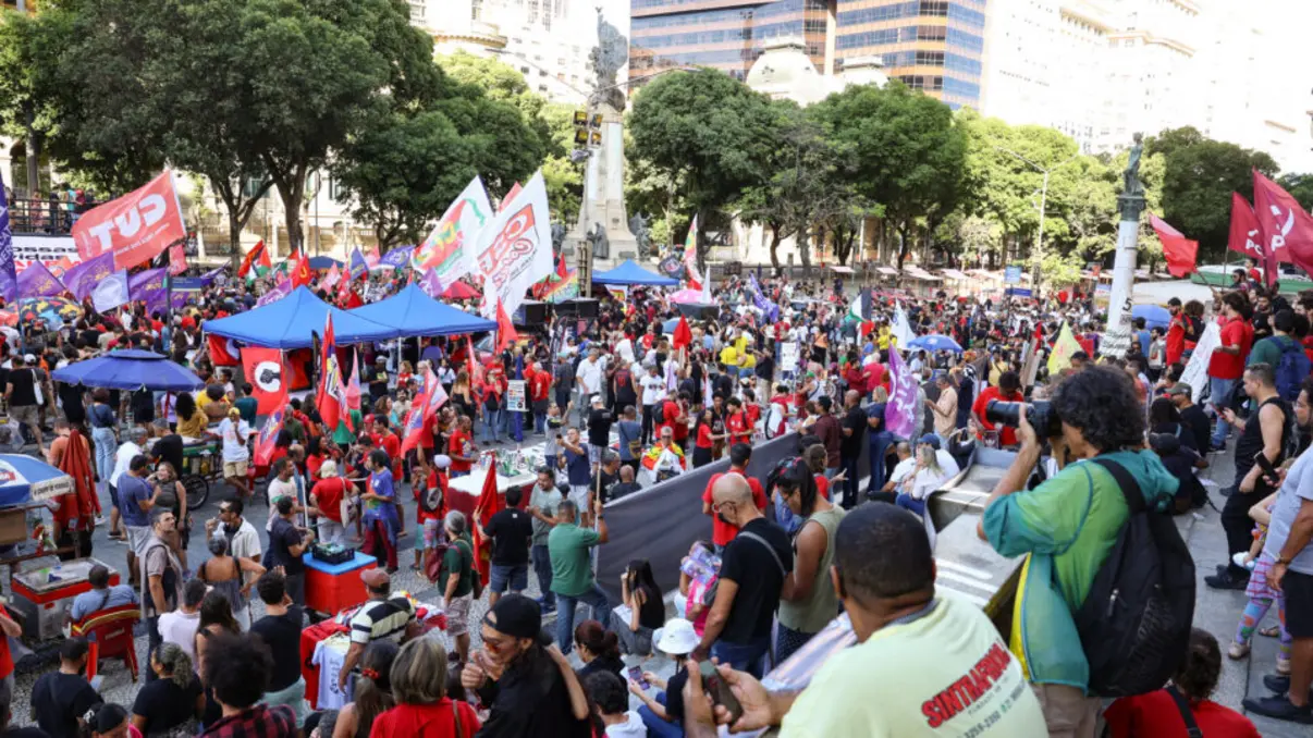 Lula evita participação em atos do 1º de Maio após derrotas no Congresso. Confira os bastidores e a repercussão da ausência do presidente neste feriado.