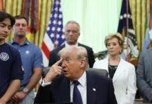 O presidente Donald Trump renovou críticas ao Papa Leão XIV, acusando o pontífice de negligência em relação à ameaça nuclear do Irã. Entenda o impasse.