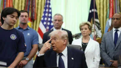 O presidente Donald Trump renovou críticas ao Papa Leão XIV, acusando o pontífice de negligência em relação à ameaça nuclear do Irã. Entenda o impasse.