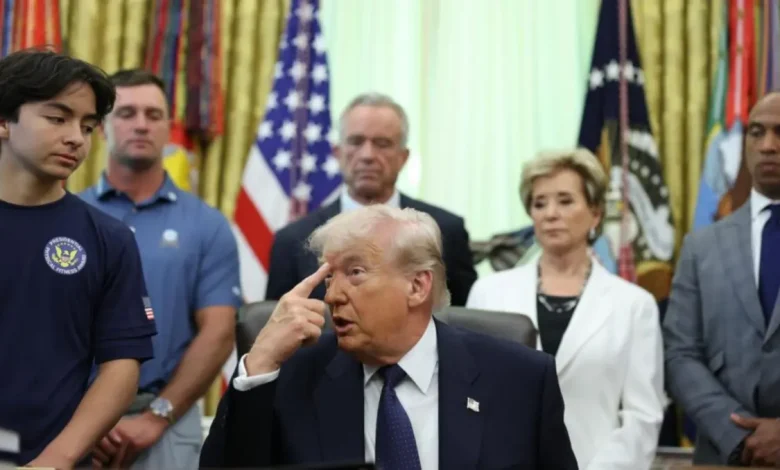 O presidente Donald Trump renovou críticas ao Papa Leão XIV, acusando o pontífice de negligência em relação à ameaça nuclear do Irã. Entenda o impasse.