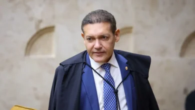 Kassio Nunes Marques dá início ao processo de revisão criminal de Jair Bolsonaro no STF e amplia prazo de resposta da PGR. Confira os detalhes.