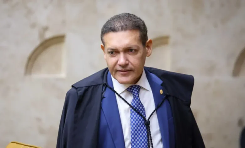 Kassio Nunes Marques dá início ao processo de revisão criminal de Jair Bolsonaro no STF e amplia prazo de resposta da PGR. Confira os detalhes.