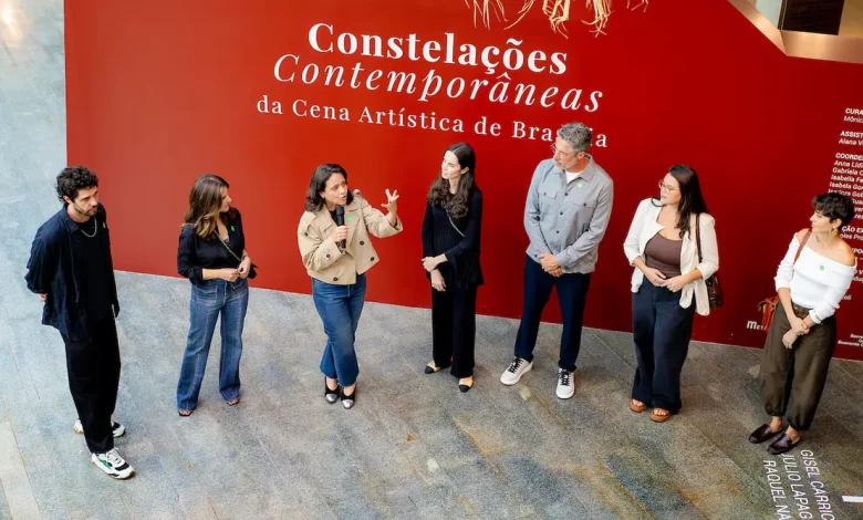 Conheça a exposição Constelações Contemporâneas no Teatro Nacional. São 41 artistas e 200 obras com entrada gratuita. Confira como visitar esta mostra cultural.