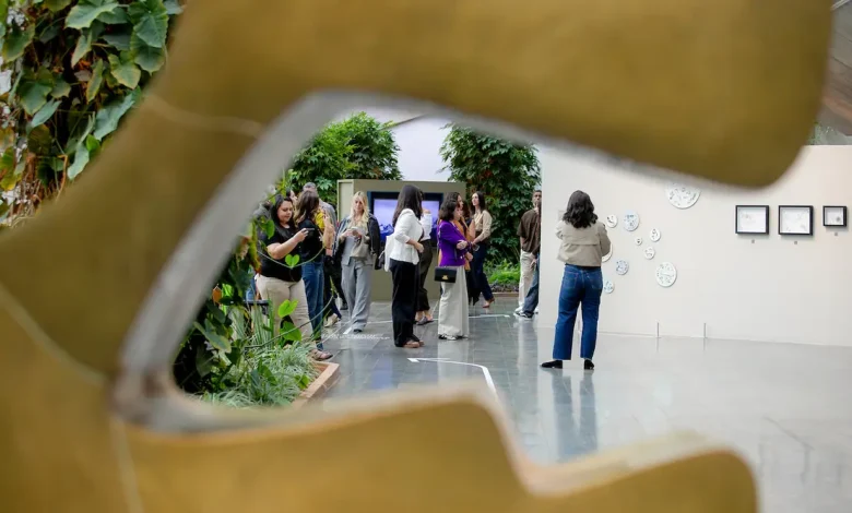 Descubra a exposição Constelações Contemporâneas no Teatro Nacional. Uma mostra imperdível com 41 artistas e entrada franca. Confira os detalhes aqui!