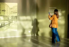 Descubra a exposição Constelações Contemporâneas no Teatro Nacional. Uma imersão gratuita em mais de 200 obras de 41 artistas brasileiros. Confira agora!