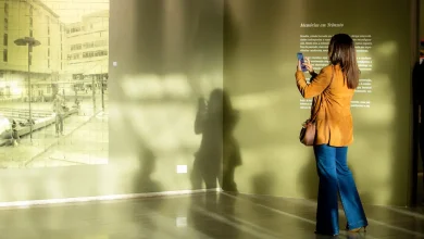 Descubra a exposição Constelações Contemporâneas no Teatro Nacional. Uma imersão gratuita em mais de 200 obras de 41 artistas brasileiros. Confira agora!