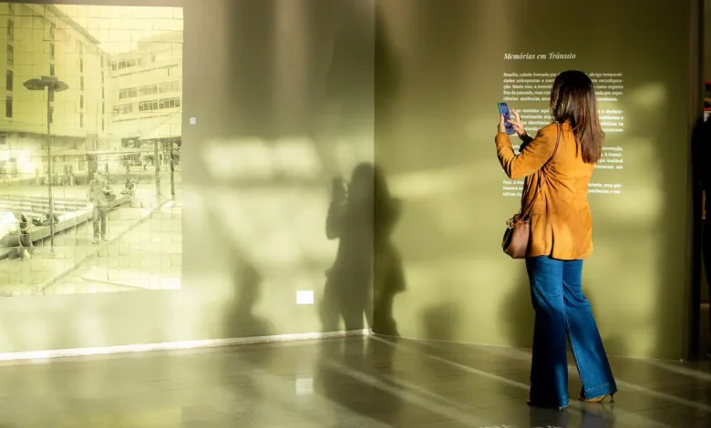 Descubra a exposição Constelações Contemporâneas no Teatro Nacional. Uma imersão gratuita em mais de 200 obras de 41 artistas brasileiros. Confira agora!