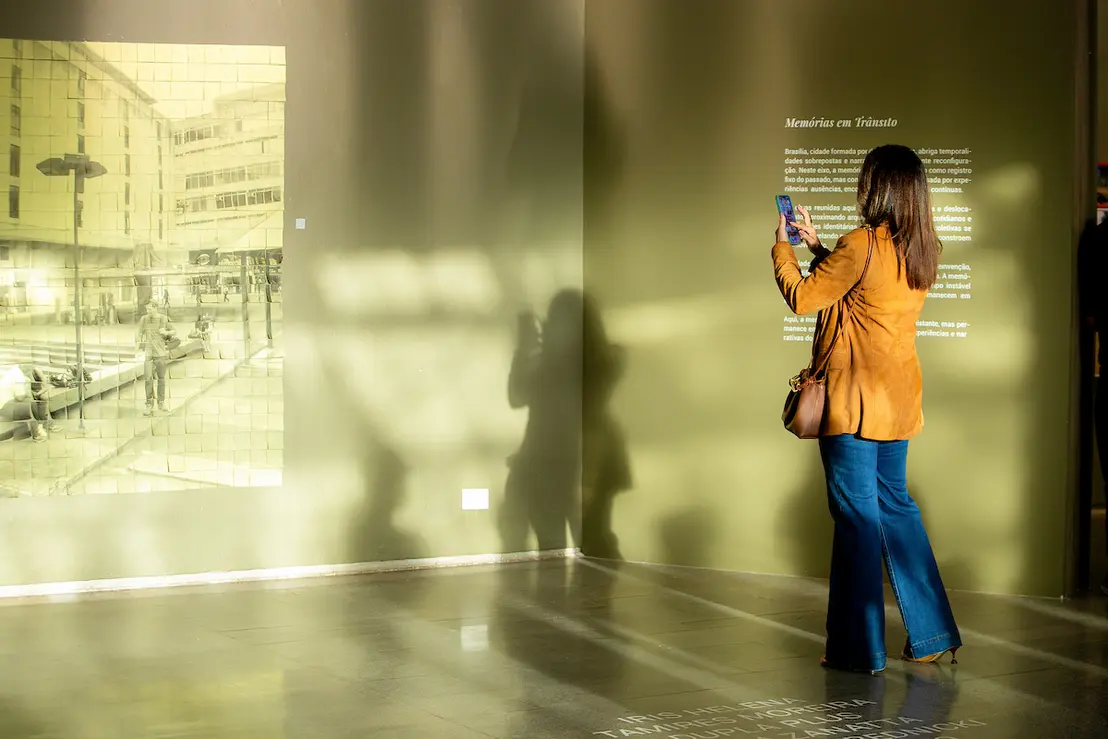 Descubra a exposição Constelações Contemporâneas no Teatro Nacional. Uma imersão gratuita em mais de 200 obras de 41 artistas brasileiros. Confira agora!