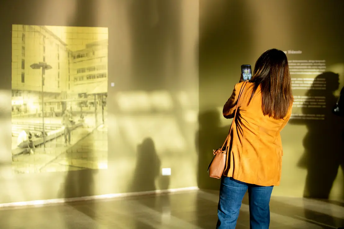 Explore a mostra Constelações Contemporâneas no Teatro Nacional Claudio Santoro. Visitas guiadas com artistas e entrada gratuita até 17 de julho.
