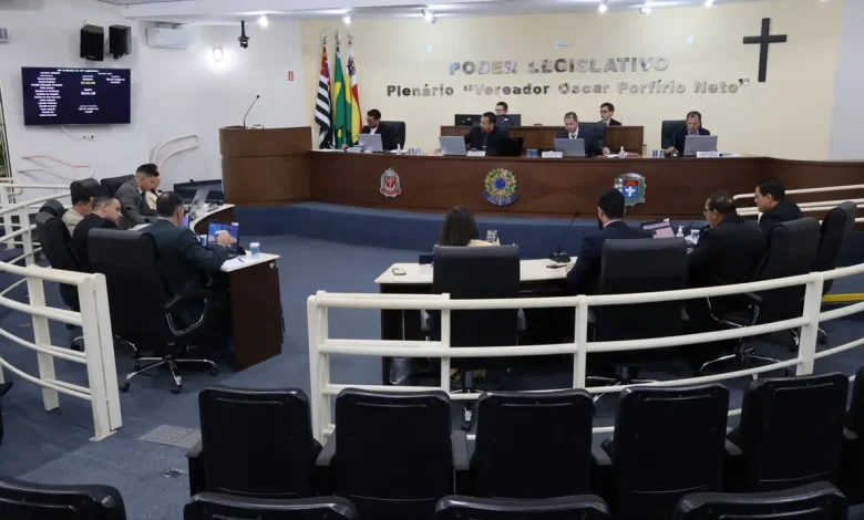 Vereadores de Paraguaçu Paulista aprovam 17 requerimentos exigindo explicações urgentes sobre saúde, obras de turismo e segurança pública municipal.