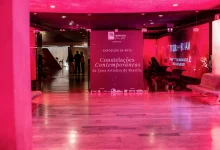 Explore a mostra Constelações Contemporâneas em Brasília. Com 41 artistas e 200 obras, a exposição gratuita redefine a identidade cultural da capital federal.