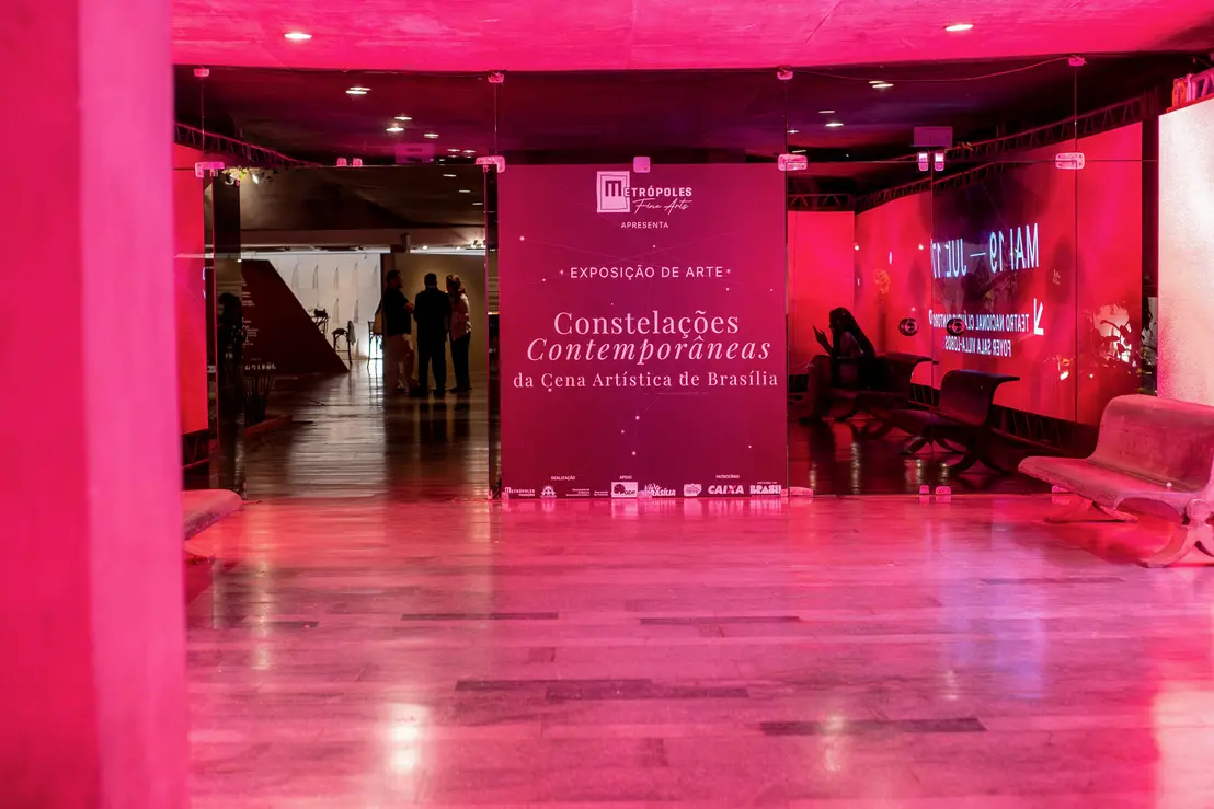 Explore a mostra Constelações Contemporâneas em Brasília. Com 41 artistas e 200 obras, a exposição gratuita redefine a identidade cultural da capital federal.