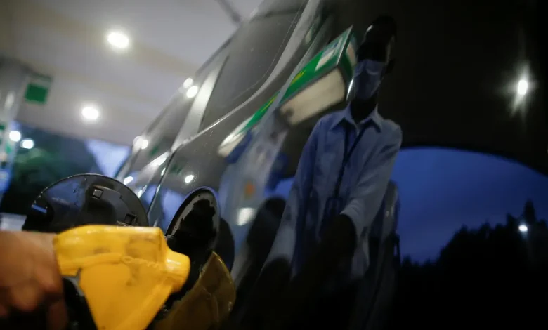 Petrobras reduz preço do diesel em R$ 0,35, trazendo alívio aos postos. Entenda os riscos do subsídio governamental e os impactos em Paraguaçu Paulista.