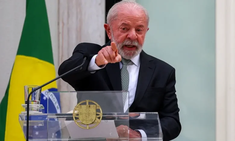 Sem um nome definido pelo PT, o presidente Lula vê adversários saírem na frente na disputa pelo governo de Minas Gerais. Entenda o impacto estratégico.