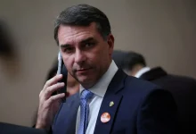 Em reuniões nos EUA, o senador Flávio Bolsonaro tentou blindar exportadores brasileiros contra a sobretaxa de 25% sugerida por Donald Trump. Saiba mais.