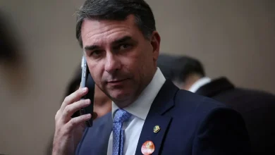 Em reuniões nos EUA, o senador Flávio Bolsonaro tentou blindar exportadores brasileiros contra a sobretaxa de 25% sugerida por Donald Trump. Saiba mais.