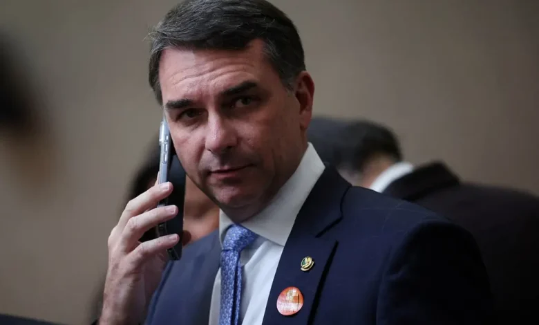 Em reuniões nos EUA, o senador Flávio Bolsonaro tentou blindar exportadores brasileiros contra a sobretaxa de 25% sugerida por Donald Trump. Saiba mais.