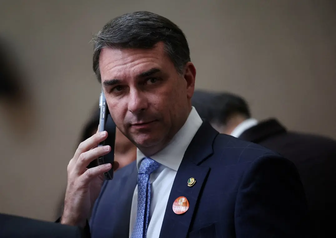 Tarifa de Trump: Flávio Bolsonaro age para poupar o Brasil 6 Em reuniões nos EUA, o senador Flávio Bolsonaro tentou blindar exportadores brasileiros contra a sobretaxa de 25% sugerida por Donald Trump. Saiba mais.