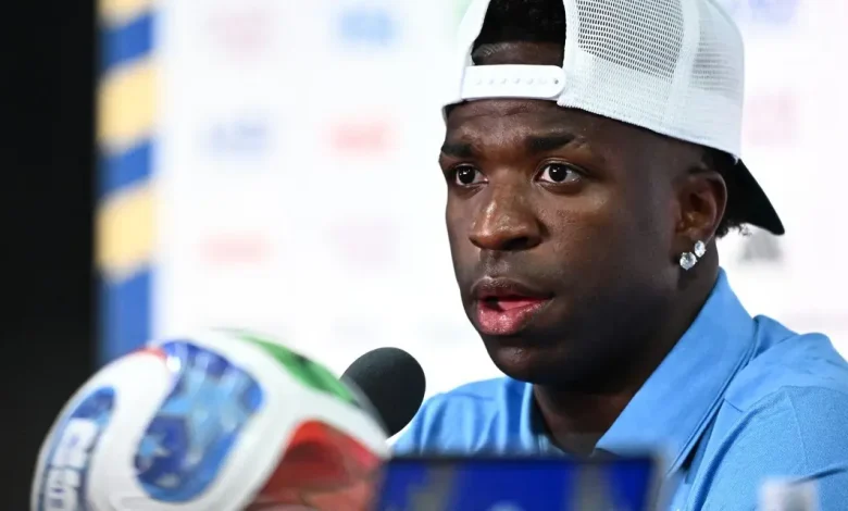 Vinícius Júnior, estrela da Seleção Brasileira, reflete sobre a dolorosa eliminação de 2022 e a preparação para o Mundial. Saiba como o craque se prepara para a estreia do Brasil contra Marrocos.