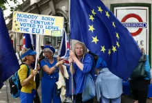 Manifestantes lotam as ruas de Londres marcando uma década do Brexit. Entenda os motivos do clamor popular pelo retorno do Reino Unido à União Europeia.