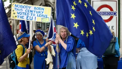 Manifestantes lotam as ruas de Londres marcando uma década do Brexit. Entenda os motivos do clamor popular pelo retorno do Reino Unido à União Europeia.