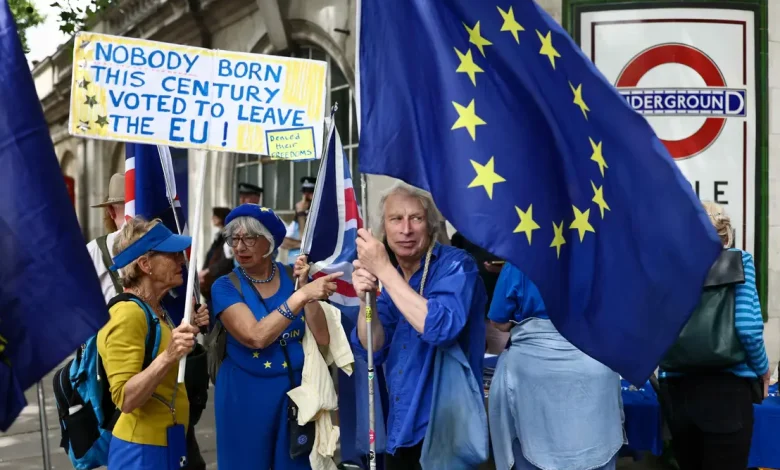 Manifestantes lotam as ruas de Londres marcando uma década do Brexit. Entenda os motivos do clamor popular pelo retorno do Reino Unido à União Europeia.