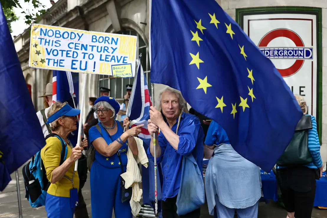 Manifestantes lotam as ruas de Londres marcando uma década do Brexit. Entenda os motivos do clamor popular pelo retorno do Reino Unido à União Europeia.