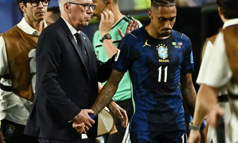 Exames confirmam lesão muscular na coxa direita de Raphinha, atacante da Seleção Brasileira. Entenda o impacto na Copa do Mundo de 2026 e os próximos passos.