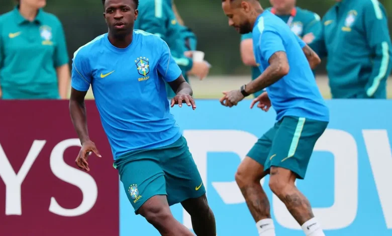 A Seleção Brasileira enfrenta a Escócia em Miami pela última rodada da fase de grupos da Copa do Mundo. Entenda a briga pela liderança do Grupo C e a esperada estreia de Neymar.