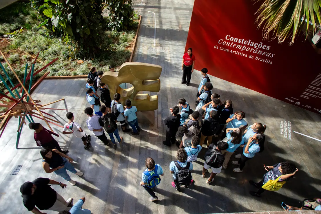 Explore a mostra Constelações Contemporâneas no Teatro Nacional Claudio Santoro. Arte, identidade e cultura reunidas em uma exposição gratuita em Brasília.